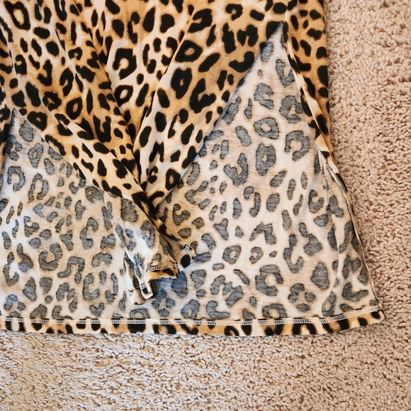 Victoria's Secret Pink Leopard Print T-Shirt Splits On The Side Size Small - Picture 5 of 9